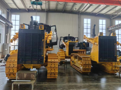 In March, customers arrived at our factory to inspect the three SD32 bulldozers.
