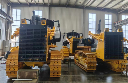 В марте клиенты приехали на наш завод, чтобы осмотреть три бульдозера SD32.